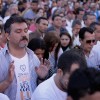 Com muita devoção, caravaneiros oram durante a Sessão Solene do 41º Fórum Internacional do Jovem Ecumênico da Boa Vontade de Deus.