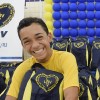Niterói/RJ: O pequeno Vitor, feliz com os Kits de material pedagógico que recebeu da Instituição. A ação o ajudará milhares de crianças a permanecerem na escola com material de qualidade.