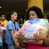 Rio de Janeiro, RJ — As famílias atendidas pela LBV levam para casa cestas de alimentos fartas que garantem um Natal mais digno e feliz a quem mais precisa.
