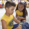 Cabo Frio, RJ - O kit é composto por ítens de acordo com a faixa etária dos estudantes, como: estojo, lápis preto e de cor, canetas, borrachas, tesoura, cubos de cola, cadernos, mochila, dicionários de Português e de Inglês entre outros.