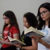 Rio de Janeiro, RJ — Jovens estudam, atentamente, livro do escritor Paiva Netto, dentro das atividades do 44º Fórum Internacional do Jovem Ecumênico da Boa Vontade de Deus.

 
