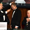 O presidente da Academia Nacional de Medicina, dr. Francisco José Sampaio Barcellos, entrega a medalha ao dr. Jair de Carvalho e Castro.