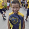 Cabo Frio, RJ - Felizes, atendidos pelo programa Criança: Futuro no Presente! exibem os kits de material escolar distribuídos pela Legião da Boa Vontade.
