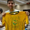 O ex-jogador e comentarista esportivo da TV Globo Juninho Pernambucano exibe a camisa da LBV, assinada por ele e outros jogadores da Seleção Brasileira.