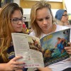 RIO DE JANEIRO, RJ — Mãe e filha leem a revista Jesus Está Chegando!, edição 118.

