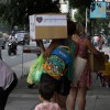 Una mamá de la Escuela Infantil San Francisco de Asís se aleja con su Caja de Navidad.