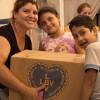 Una familia del Espacio Educativo Calle Colores (Iguazú 1453 Zavaleta) recibe su Caja de Navidad.