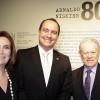 Em comemoração aos 80 anos de vida, o professor e membro da ABL Arnaldo Niskier e sua simpática esposa, dona Ruth, recebem os cumprimentos de Alziro Paolotti de Paiva, representando o diretor-presidente da LBV, José de Paiva Netto.
