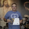 RIO DE JANEIRO, RJ — O Cristão do Novo Mandamento de Jesus Luiz Cláudo com o certificado de participação do Festival Internacional de Música, da LBV!