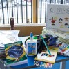 Rio de Janeiro, RJ — Os kits são compostos de acordo com a faixa etária, vêm com estojo, lápis preto e de cor, canetas, borrachas, tesoura, tubos de cola, cadernos, mochila, dicionários de Português e de Inglês, entre outros itens.