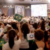 SÃO PAULO, SP — Com entusiasmo, público presente balança as bandeirinhas do Brasil, da LBV e da Religião do Terceiro Milênio, durante a Sessão Solene do 13º Fórum Internacional dos Soldadinhos de Deus, da LBV.
