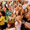 SÃO PAULO, SP — Com entusiasmo, público presente no evento (em vista parcial) balança as bandeirinhas do Brasil, da LBV e da Religião do Terceiro Milênio, durante as palavras fraternas do Irmão Paiva Netto.
