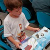 FLORIANÓPOLIS, SC — Criança lê com muita atenção o livro 