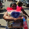 Riod e Janeiro, RJ — Ao receberem a cesta de alimentos da LBV, as famílias têm a confiança de que terão um fim de ano mais digno.
