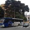 No final da Avenida Cruzeiro do Sul, a paisagem pacata sumiu com os prédios ao fundo e se modernizou com o ônibus no lugar do bonde. À esquerda, a Escola Estadual Padre Antônio Vieira, que ainda resguarda a arquitetura colonial de décadas atrás.

