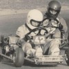 A foto registra a primeira corrida de kart em que ele conquista título. Até chegar à Fórmula 1, o piloto ganhou pelo menos um prêmio por ano.
