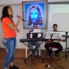 Santos, SP — Na Igreja Ecumênica da Religião Divina no litoral paulista, jovens de boa vontade entoam canções para recepcionar o público presente.
