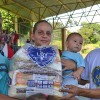 BELO HORIZONTE, MG — Família atendida pela LBV leva para casa arroz, feijão, óleo, açúcar, leite em pó, macarrão, farinha de mandioca e de trigo, fubá, goiabada, gelatina, massa para bolo, extrato de tomate e sal, itens que vão colaborar com um fim de ano mais farto.