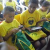 São Luís, MA — Crianças felizes conferindo os materiais pedagógicos recebidos da LBV.
