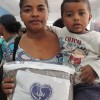 Registro, SP — A mãe e seu filho recebem da LBV o cobertor arrecadado pela campanha Diga Sim!, ação promovida pela Legião da Boa Vontade com o objetivo de amenizar o frio de dezenas de famílias.
