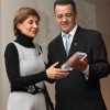 Buenos Aires, Argentina — A cônsul-geral do Brasil, sra. Glaucia Gauch, recebe o reconhecimento em nome do Conselho de Cidadãos Brasileiros.