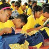Mogi das Cruzes, SP — Logo que receberam a mochila, crianças conferiam os itens que compõem o kit de material pedagógico e escolar entregue pela LBV.