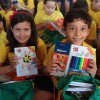 Uberlândia, MG — Integrantes do programa Criança: Futuro no Presente! exibem, felizes, seus kits de material pedagógico.
