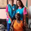 RIO DE JANEIRO, RJ — Senhora recebe carinho e atenção durante visita da Religião do Amor Fraterno, no Lar.

