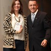 Buenos Aires, Argentina — A diretora de Fortalecimento Familiar e Comunitário, sra. Lorena Ríos, recebe o reconhecimento em nome do Ministério do Desenvolvimento Social do governo da cidade de Buenos Aires.