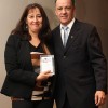 Buenos Aires, Argentina — A diretora da revista Tercer Sector (Terceiro Setor), sra. Alicia Cytrynblum, com o reconhecimento que recebeu da LBV durante o evento.