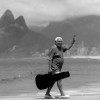 O mar foi um importante tema tratado em suas canções. Na foto, ele caminha pela praia do Arpoador, no Rio de Janeiro. Aliás, essa imagem inspirou a criação da estátua do compositor colocada em Copacabana, perto da Colônia dos Pescadores.