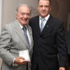 Buenos Aires, Argentina — O representante residente da LBV do país, Edson Teixeira (D), entrega a homenagem da Instituição ao dr. Rodolfo Eduardo Iglesias, contador e veterano trabalhador da Boa Vontade de Deus.