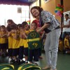 Belém, PA — A diretora da Escola de Educação Infantil Jesus, Margarida Martins, entrega os kits de material pedagógico a meninos e meninas atendidos pela LBV.