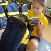 BAURU, SP — Logo que receberam a mochila, crianças conferiam os itens que compõem o kit de material pedagógico e escolar entregue pela LBV.