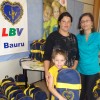 BAURU, SP — Família atendida pela Instituição recebe o kit de material pedagógico e escolar da campanha solidária.