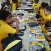 Campinas SP, — Vista geral das crianças conferindo, com alegria, os materiais que receberam da LBV na cidade das Andorinhas.