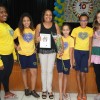 Campinas, SP — Quem participou da entrega de kits foi a sra. Ana Lúcia Bonifácio, professora e coordenadora Pedagógica na Escola Estadual Professor Wilson Brandão Tofolli (ao centro). Na oportunidade, as crianças a homenagearam pelo Dia Internacional da Mulher. Acompanhada das crianças também está a gestora social da LBV, Edmeire Campos. (Foto: César Faria)