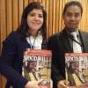 NUEVA YORK, EUA — El Segundo Secretario de la Misión Permanente de Timor Oriental, Almério Vieira, recibe la revista BUENA VOLUNTAD Mujer en inglés, de manos de la representante de la LBV en el evento, Eliana Gonçalves.