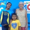 Araçatuba, SP — O pequeno Cauã Henrique Silva (6), acompanhado da bizavó Jurací Pereira, recebe das mãos da voluntária da LBV Angêlica Caroso o kit pedagógico da LBV. Em agradecimento, a dona Juraci destacou: