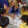 Bambine e bambini partecipano ad attività educative, ricevono sostegno alimentare e imparano concetti di cittadinanza e di esperienza della Cultura di Pace.