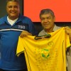 A Rádio CBN de Recife, PE, também apoia a ação da LBV. O comentarista esportivo Leo Medrado (E) e o diretor-geral da emissora, Paulo Fernandes Neto, exibem com alegria a camisa da LBV, marcando gols pela infância brasileira.
