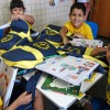 Inhumas, GO — Atendidos exibem o kit de materiais pedagógicos que receberam da Instituição. O benefício não só as auxiliará na escola, como também contribuirá para a diminuição das despesas do lar.