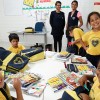 Inhumas, GO — Atendidos exibem o kit de materiais pedagógicos que receberam da Instituição. O benefício não só as auxiliará na escola, como também contribuirá para a diminuição das despesas do lar.