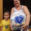 Ananindeua, PA — Esta é a alegria da mãe ao receber a cesta de Natal da LBV. As famílias são atendidas pela Instituição durante todo o ano e agora levam para casa a certeza de um fim de ano mais farto e a satisfação em oferecer uma ceia de natal aos filhos.