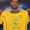 O sr. Kym Lopes, diretor de Jornalismo da TV Maranhense (repetidora da Rede&nbsp;Bandeirantes), com a camisa da iniciativa solidária da Legião da Boa Vontade.
