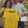 Carlos Souza, apresentador do&nbsp;programa Livre, da TV Em Tempo (afiliada do&nbsp;SBT), fez um gol pela infância brasileira! Na foto, ele exibe a camisa da iniciativa ao lado de Juliana Valim, da LBV.
