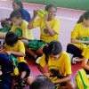Mogi das Cruzes, SP — Felizes, crianças atendidas pela LBV observam os itens que compõem o kit pedagógico que receberam da Instituição.
