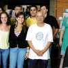 Myltainho, ao centro, com sua equipe de redação da revista Caros Amigos, na Editora Casa Amarela. Da esquerda para a direita, Mariana, Natália, Letícia, Wagner, Camila, Léo, Thiago, Mariana e Michaella.
