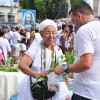 Pessoas de todas as idades participam da maior manifestação religiosa da Bahia. 
