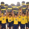 TERESINA, PI — Felizes, atendidos pelo programa Criança: Futuro no Presente! exibem os kits de material escolar distribuidos pela Legião da Boa Vontade.